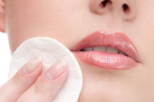 Làn môi hồng hào, không còn bong tróc chỉ nhờ 1 mẹo đơn giản