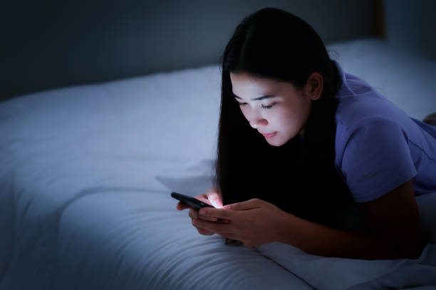Ánh sáng xanh không chỉ làm mỏi mắt  mà còn đánh cắp làn da khỏe đẹp của bạn