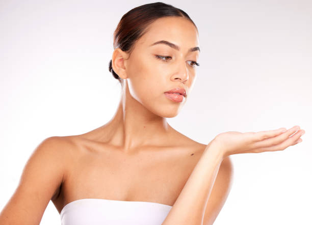 Làn Da Sáng Khỏe Không Cần Hy Sinh: Bí Quyết Làm Sáng Da An Toàn, Không Bào Mòn