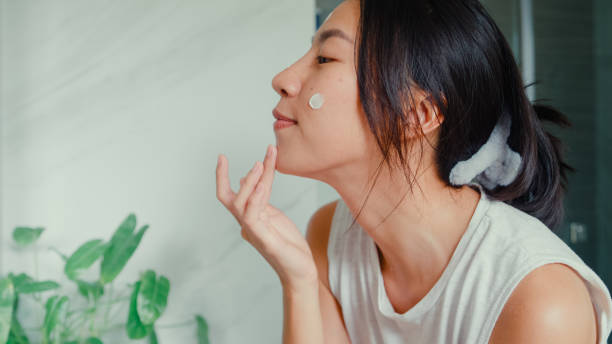 Emulsion nên dùng khi nào ? Sáng hay tối để da mụn phục hồi nhanh hơn ?